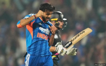 IND vs NZ 1st T20I: Axar Patel goes off the field due to finger injury