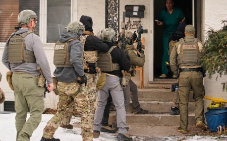 Immigration officers assert sweeping power to enter homes without a judge's warrant, memo says