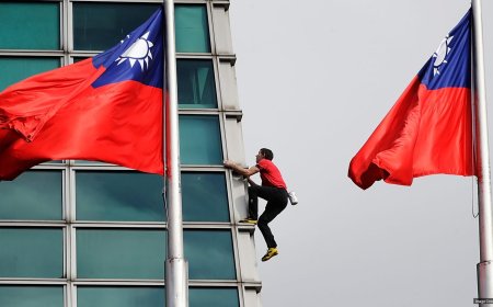 American rock climber Alex Honnold reaches top of Taipei 101 skyscraper without ropes