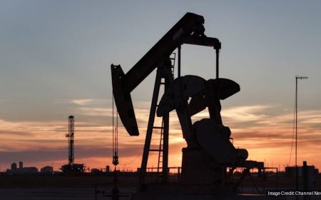 Oil slips even as US winter storm curbs crude output