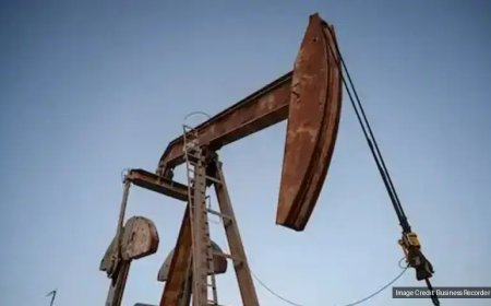 Oil slips even as US winter storm curbs crude output