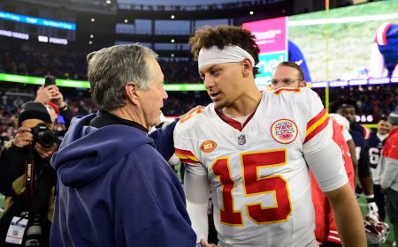 Chiefs QB Patrick Mahomes reacts to Bill Belichick's 'insane' HOF snub