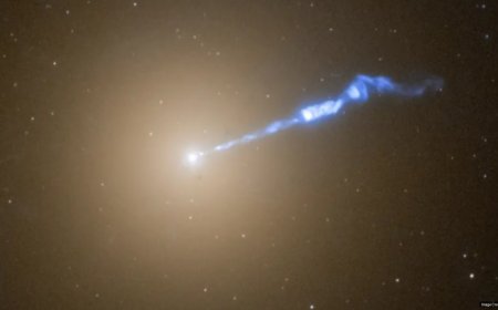 Astronomers watch 1st black hole ever imaged launch a 3,000‑light‑year‑long cosmic jet from its glowing 'shadow'