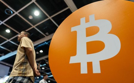 Bitcoin-Led Crypto Rout Erases Nearly Half a Trillion in a Week