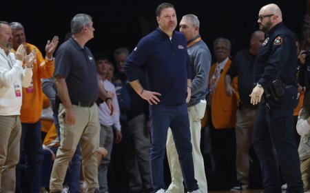 Chris Beard got ejected at Tennessee trying to do what Rick Barnes once did